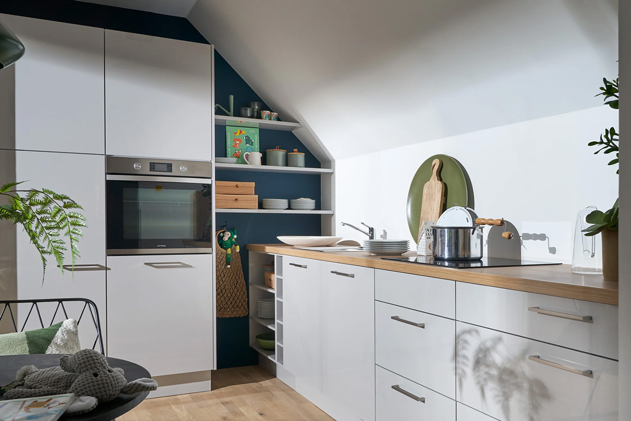 Nolte klassische Kuechenzeile mit Dachschraege